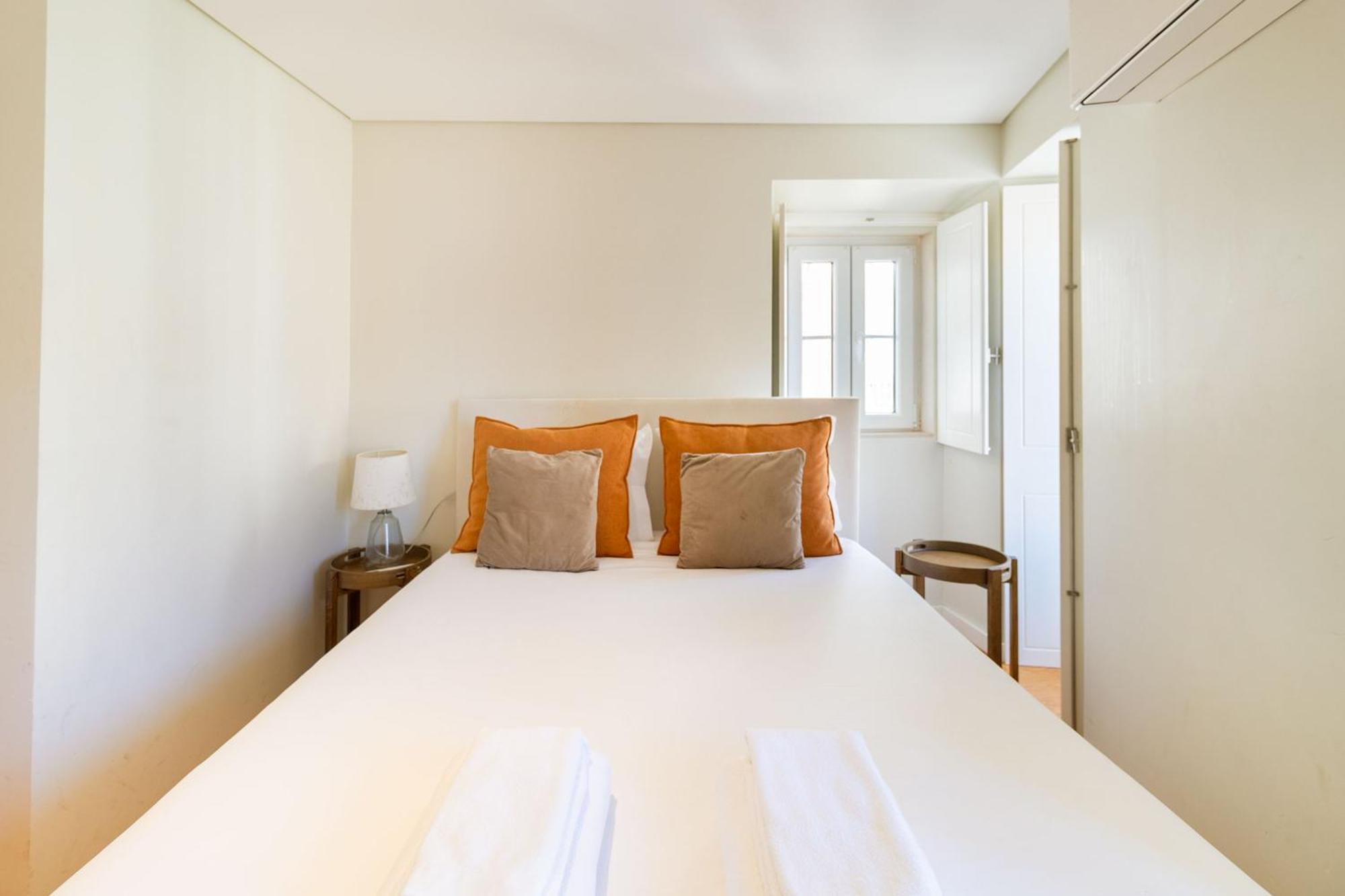Discover Lisbons History - Stylish In Alfama * Lisboa